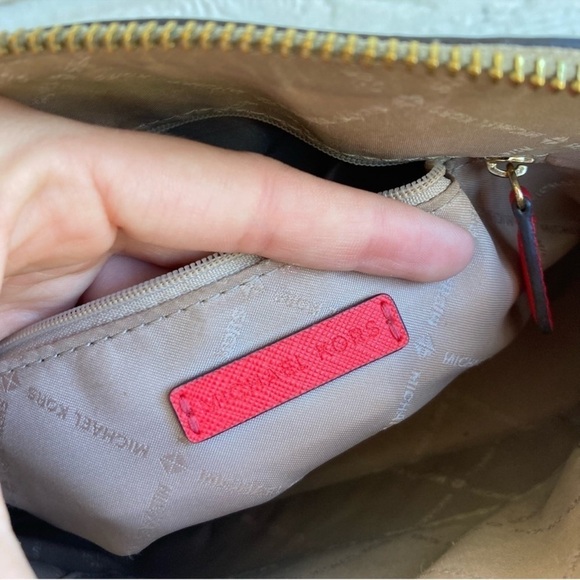 MICHAEL KORS Signature Red Stripe Dome
Crossbody Raven Bedford Jet Set - Picture 9 of 11